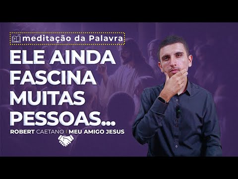 Transformação pela Palavra de Deus: O Poder Atemporal que Fascina - A imagem dessa postagem é de um Jovem usando camisa social, preta ou marsala, num fundo de parede branca. E ele está gesticulando sobre a meditação com legendas aparecendo na imagem voltadas para a seguinte palavra-chave: "transformação pela Palavra de Deus"